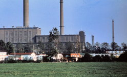 846195 Gezicht op het woonwagencentrum aan de Huppeldijk bij Utrecht, met op de achtergrond de electriciteitscentrale ...